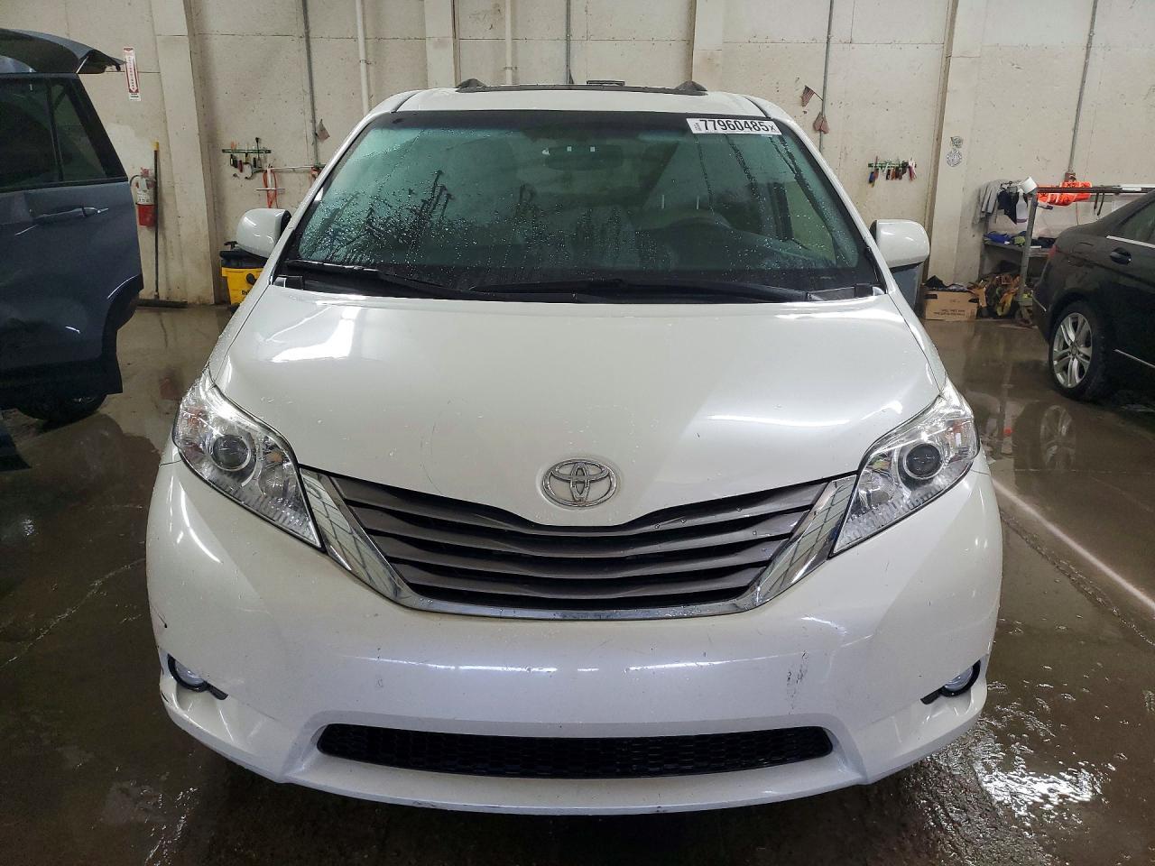 2017 Toyota Sienna Xle Premium 8-Passenger - Image 5