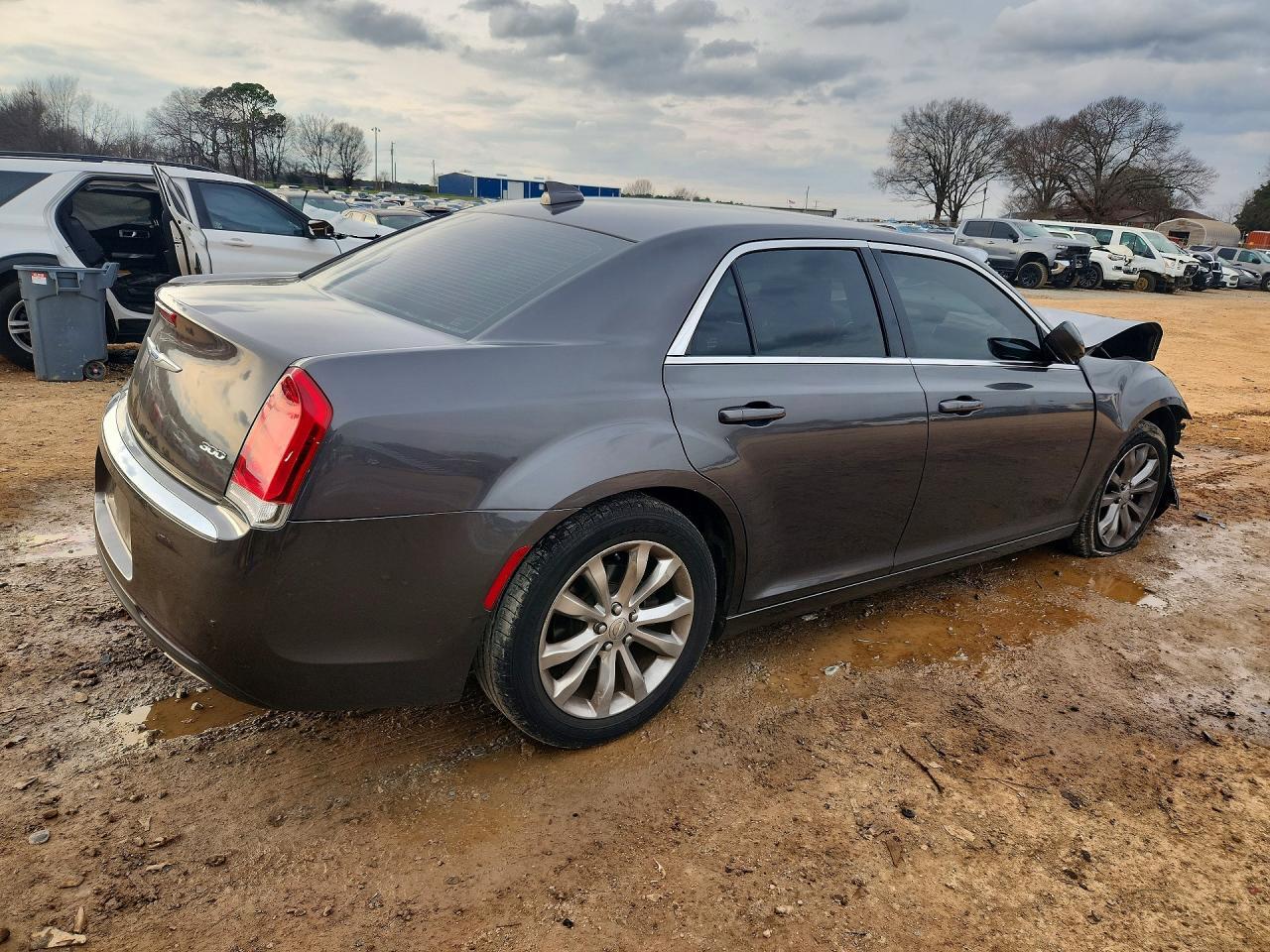 2018 Chrysler 300 Touring - Фото 3