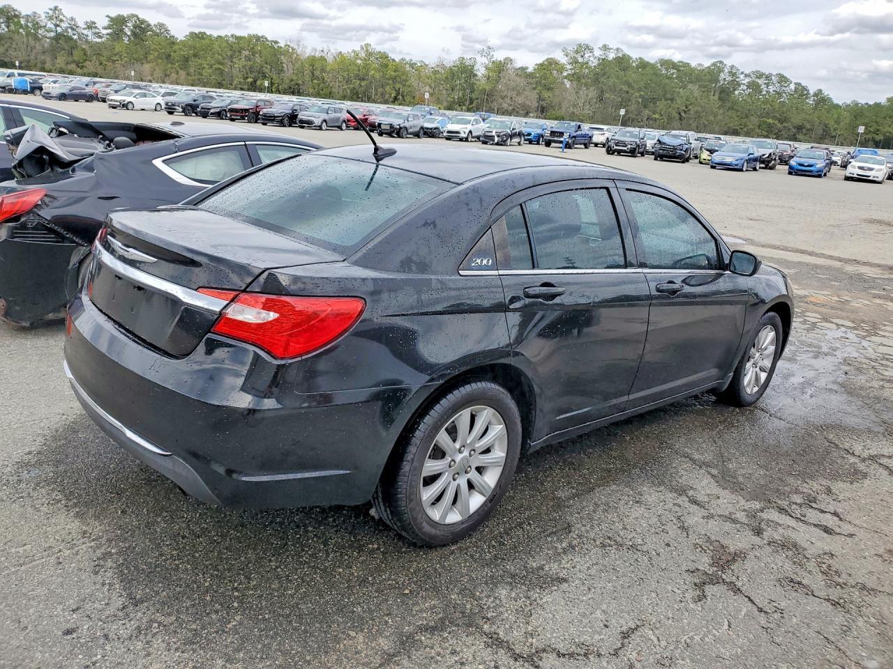 2013 Chrysler 200 Touring - Image 3