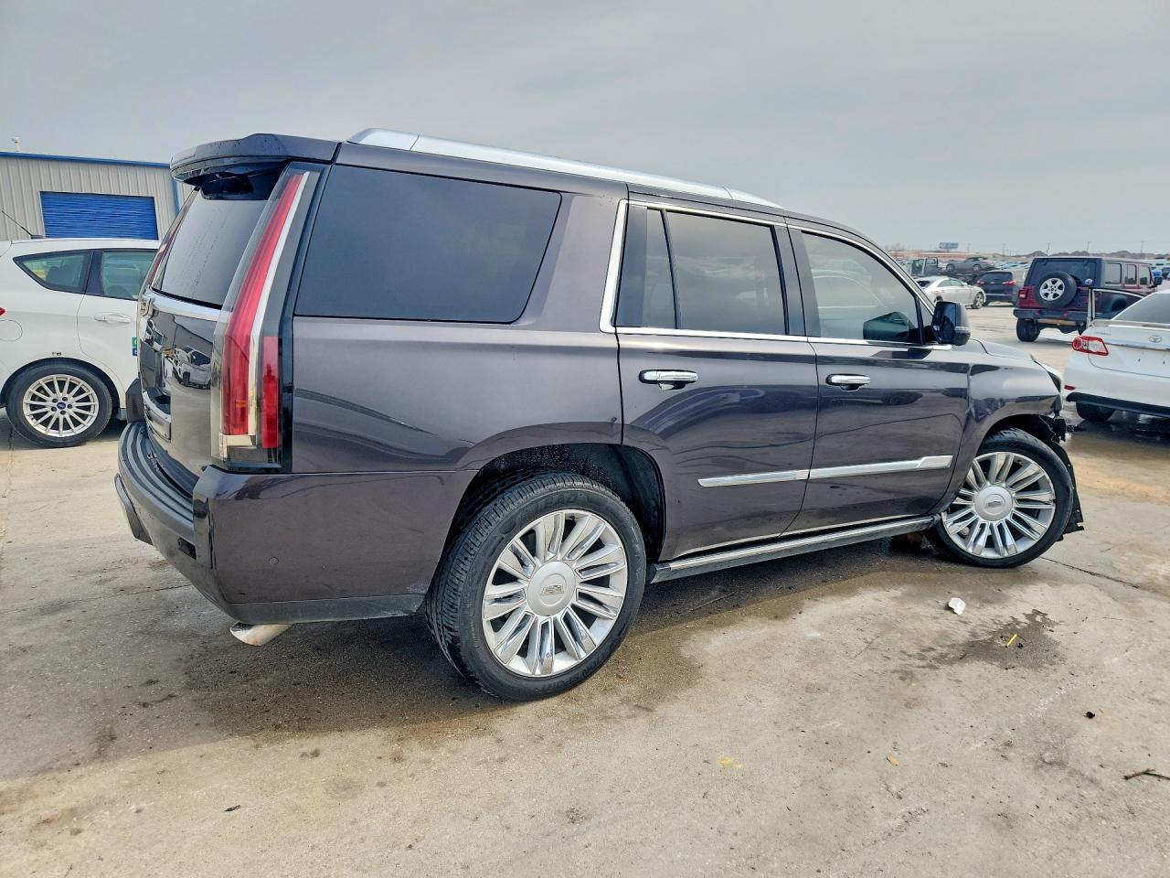2017 Cadillac Escalade Platinum - Image 3