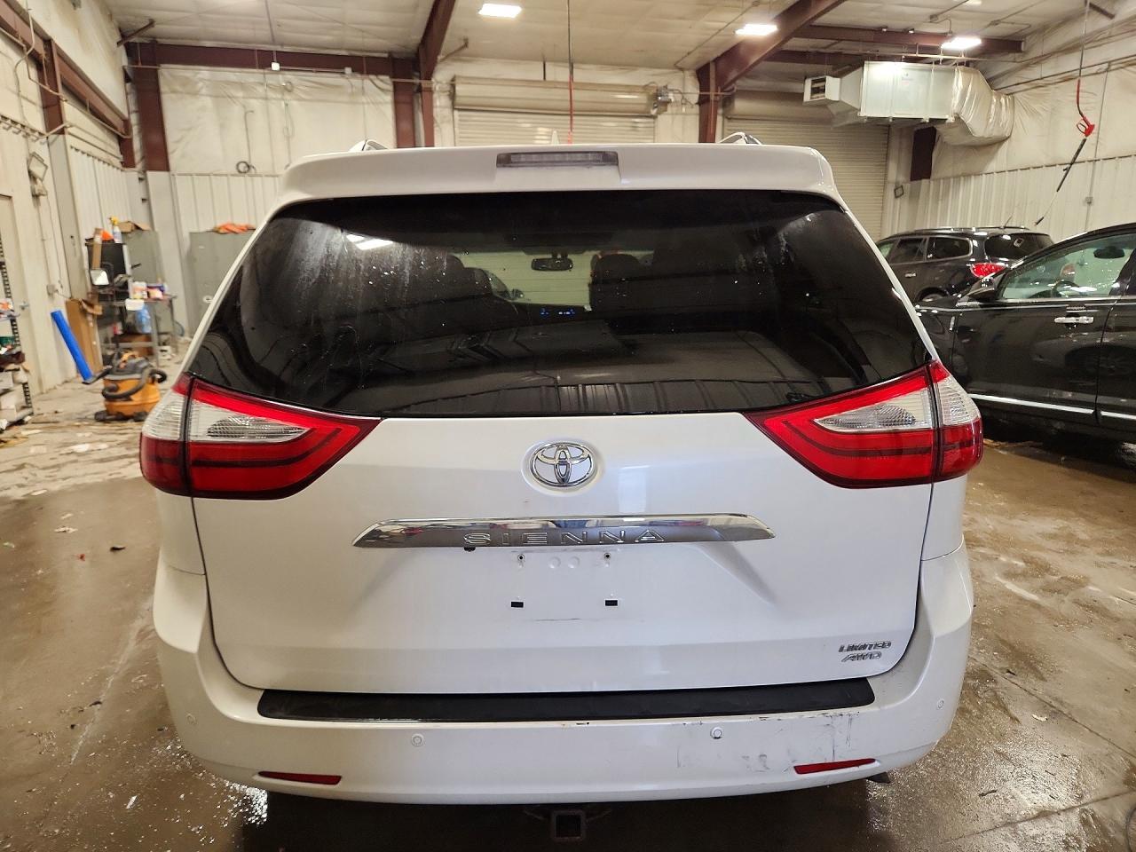 2017 Toyota Sienna Limited Premium 7-Passenger - Фото 6