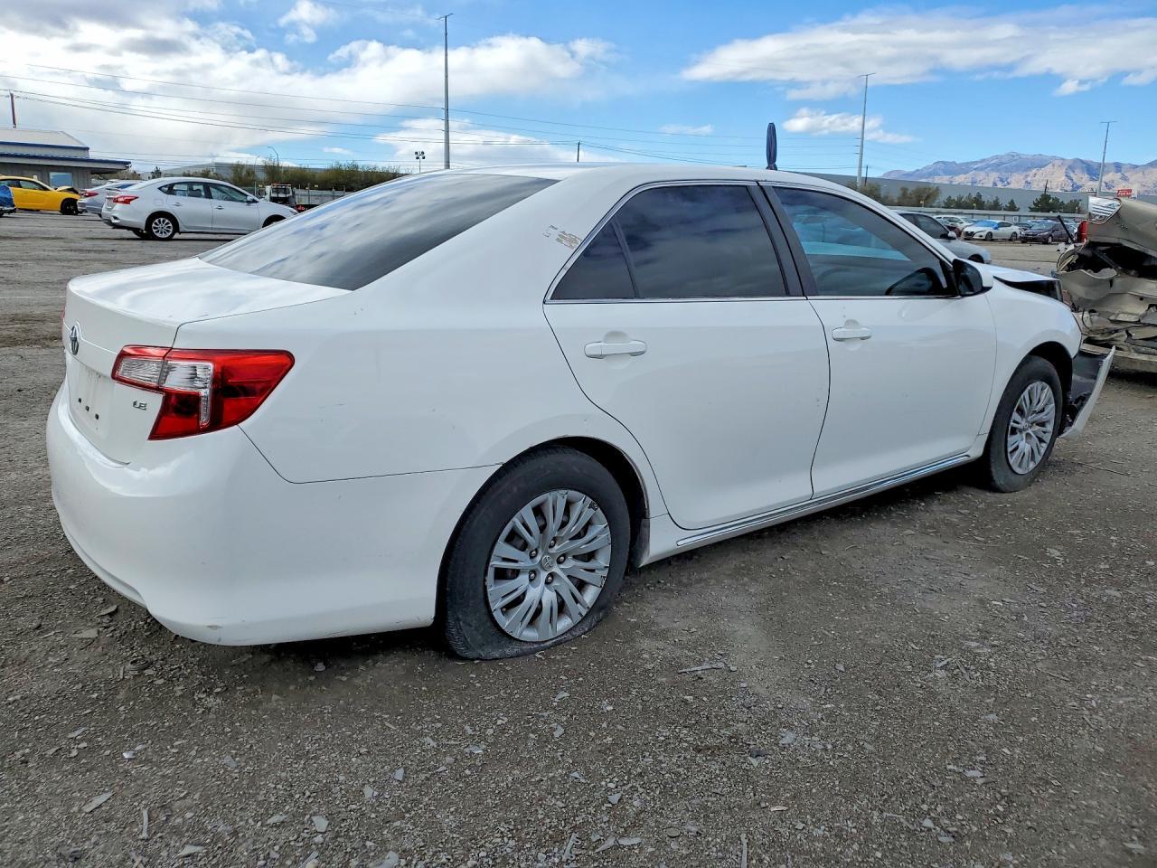 2012 Toyota Camry Le - Фото 3