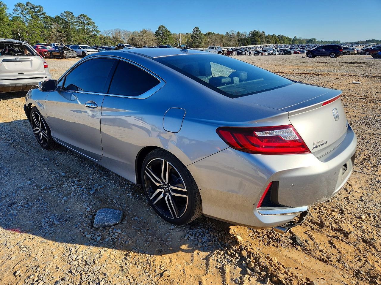 2017 Honda Accord Touring - Фото 2