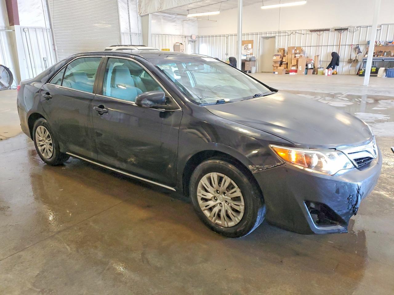 2013 Toyota Camry Le - Фото 4