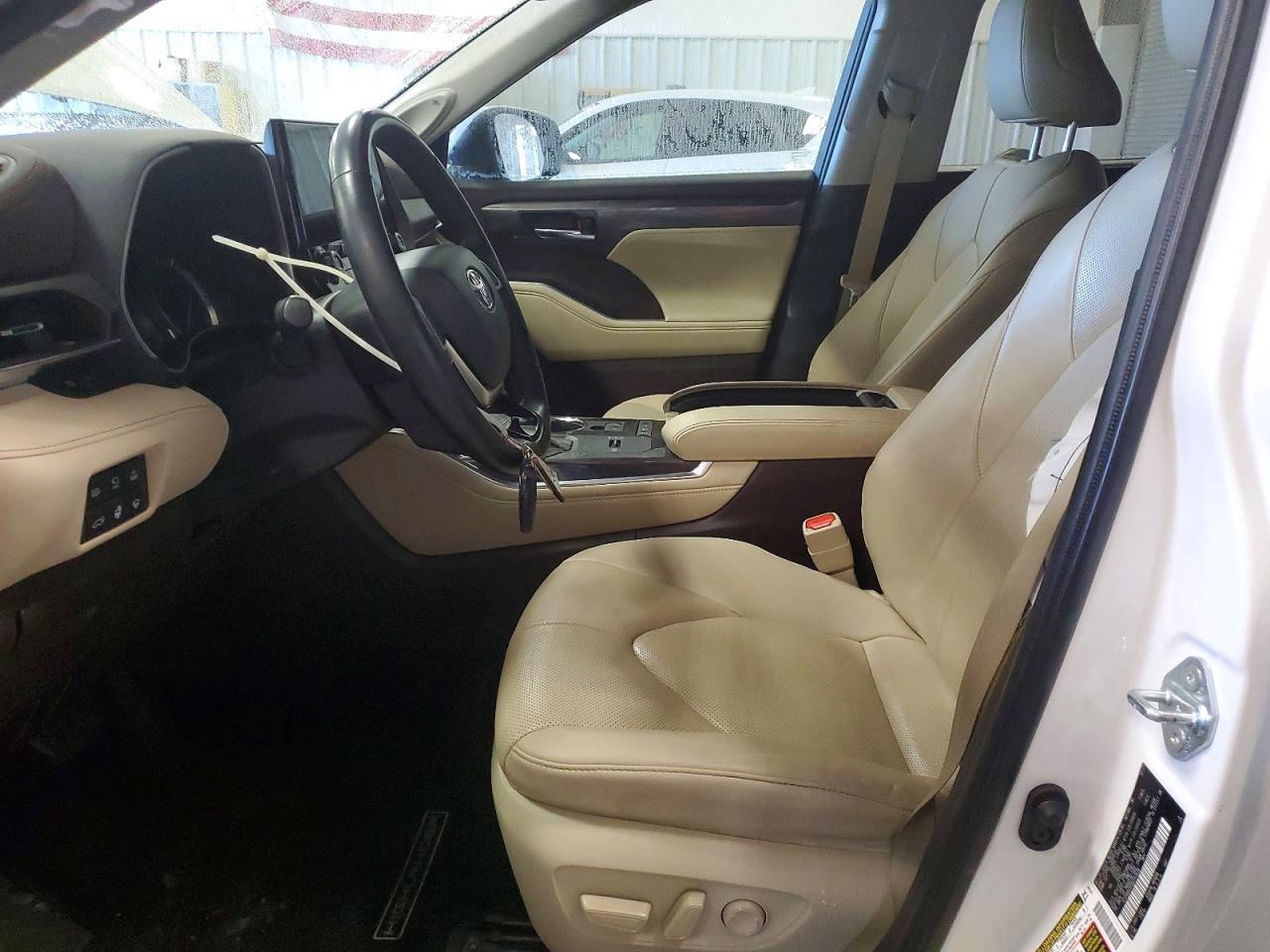 2022 Toyota Highlander Hybrid Limited - Image 7