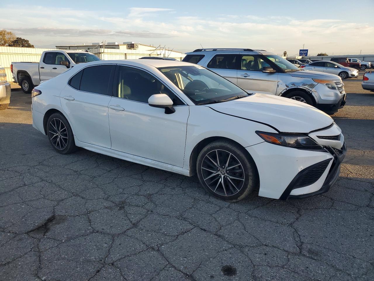 2021 Toyota Camry Se - Фото 4