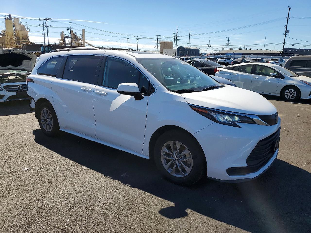 2023 Toyota Sienna Le 8-Passenger - Image 4