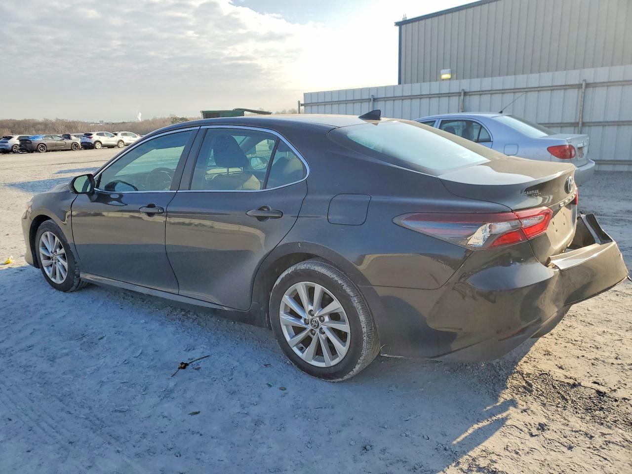 2021 Toyota Camry Le - Фото 2