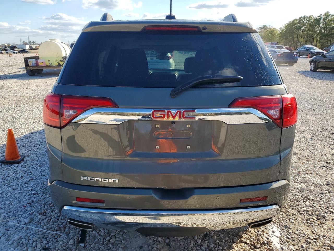 2017 GMC Acadia Denali - Фото 6