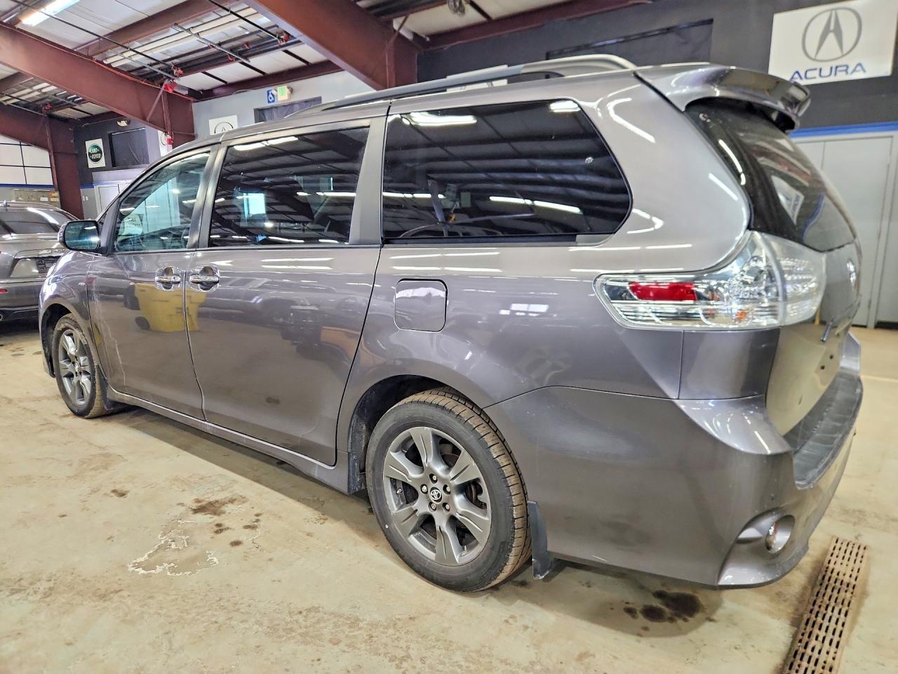 2020 Toyota Sienna Se - Фото 2