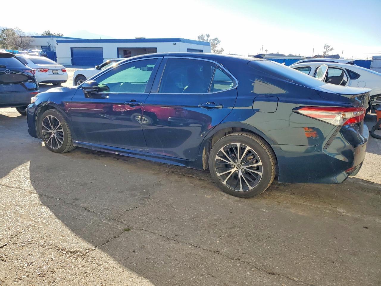 2019 Toyota Camry L - Фото 2