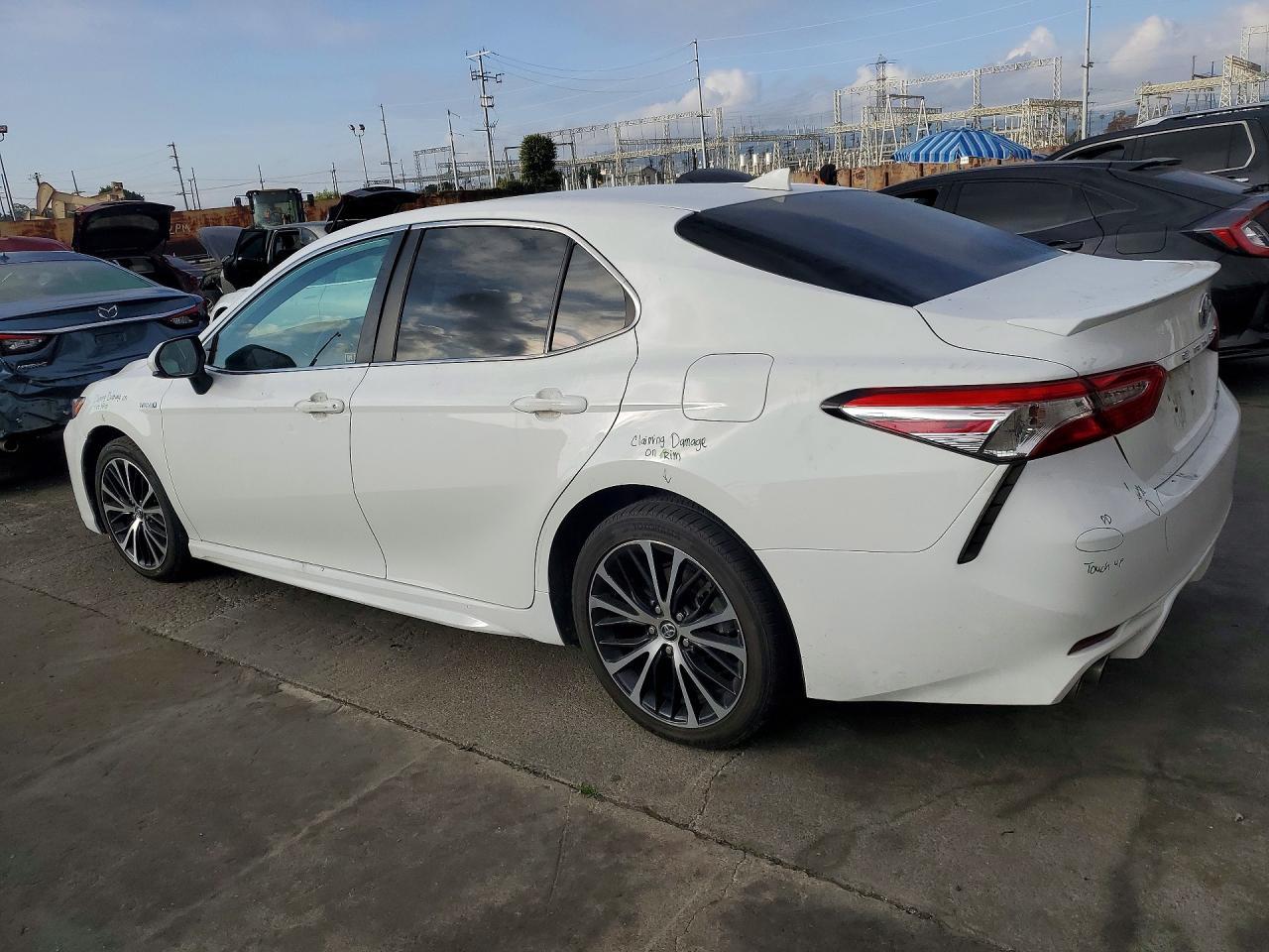 2020 Toyota Camry Se - Фото 2