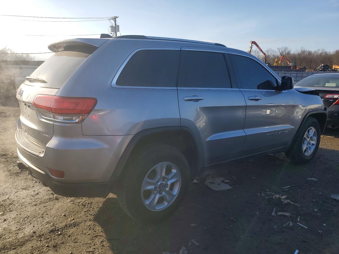 2016 Jeep Grand Cherokee Laredo - Image 3