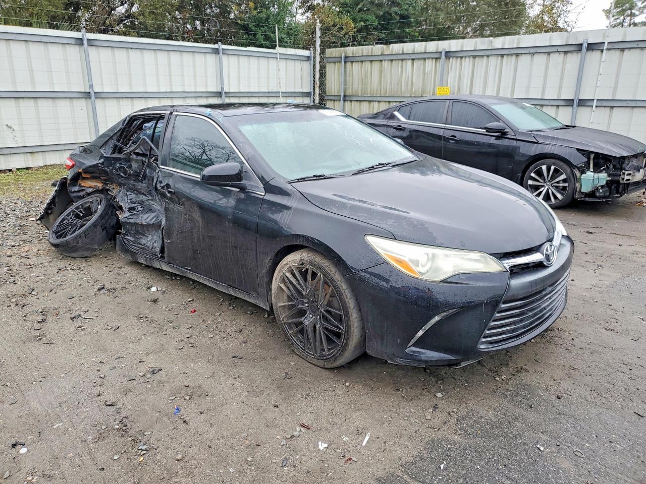 2015 Toyota Camry Le - Фото 4