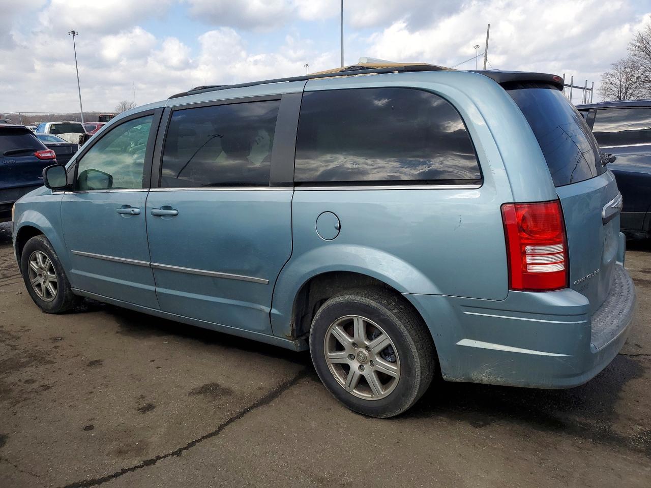 2009 Chrysler Town & Country Touring - Image 2