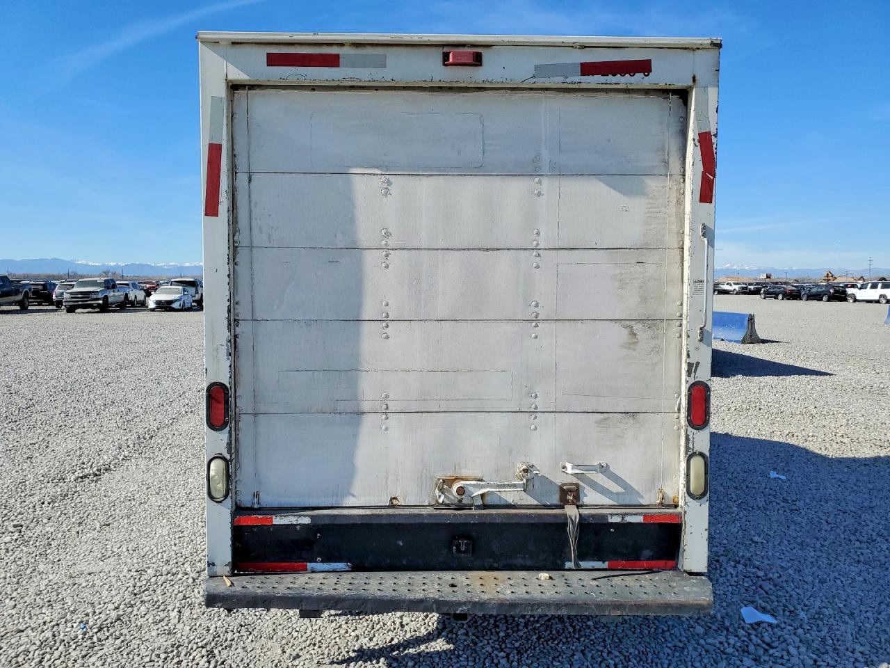 2004 GMC Savana Box Truck - Фото 6
