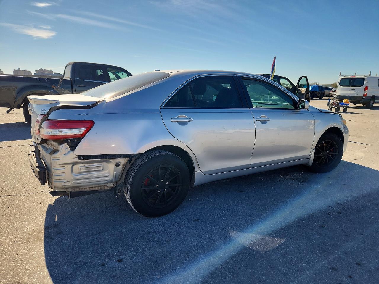 2010 Toyota Camry Le - Фото 3