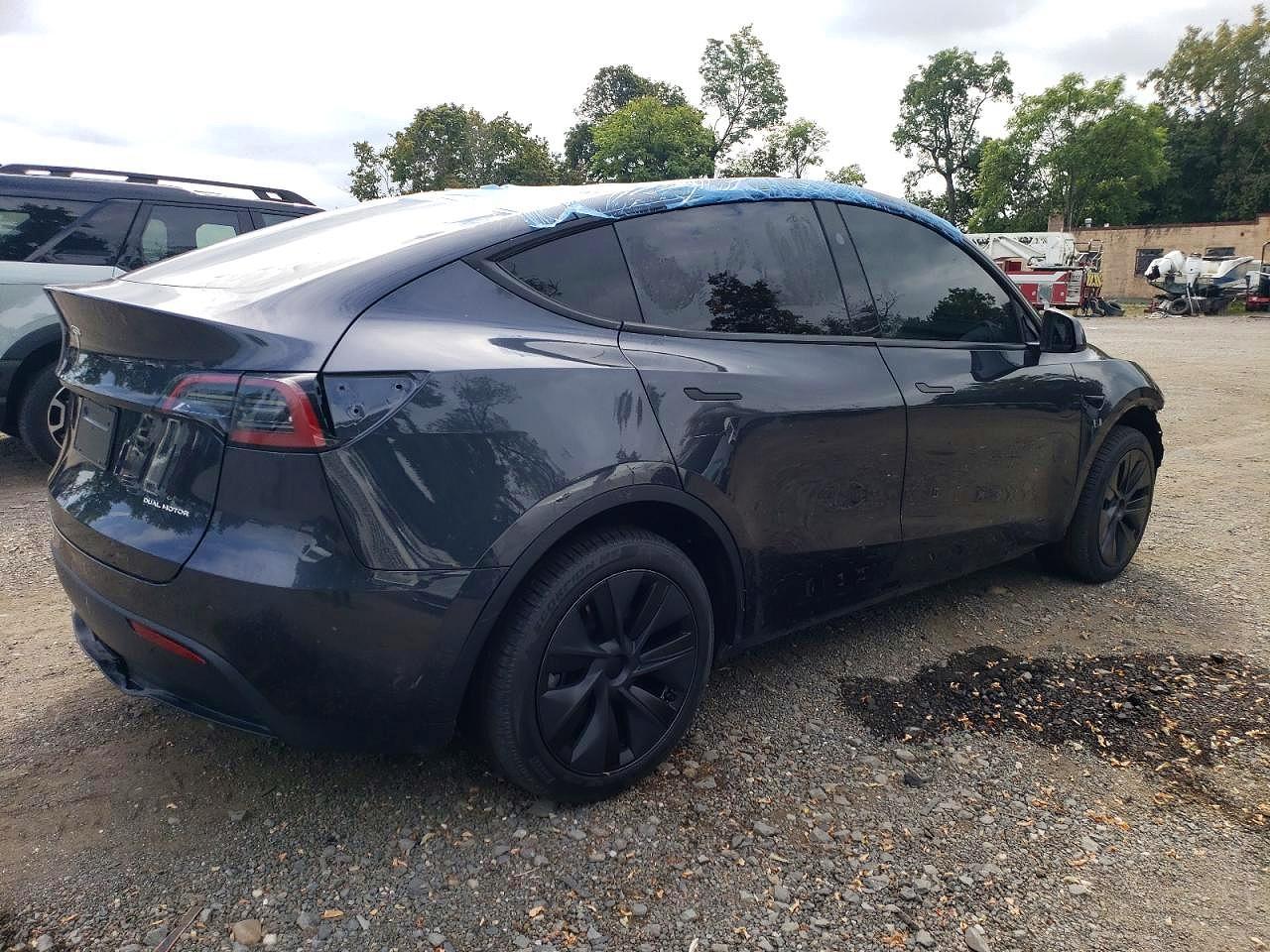 2025 Tesla Model Y - Фото 3