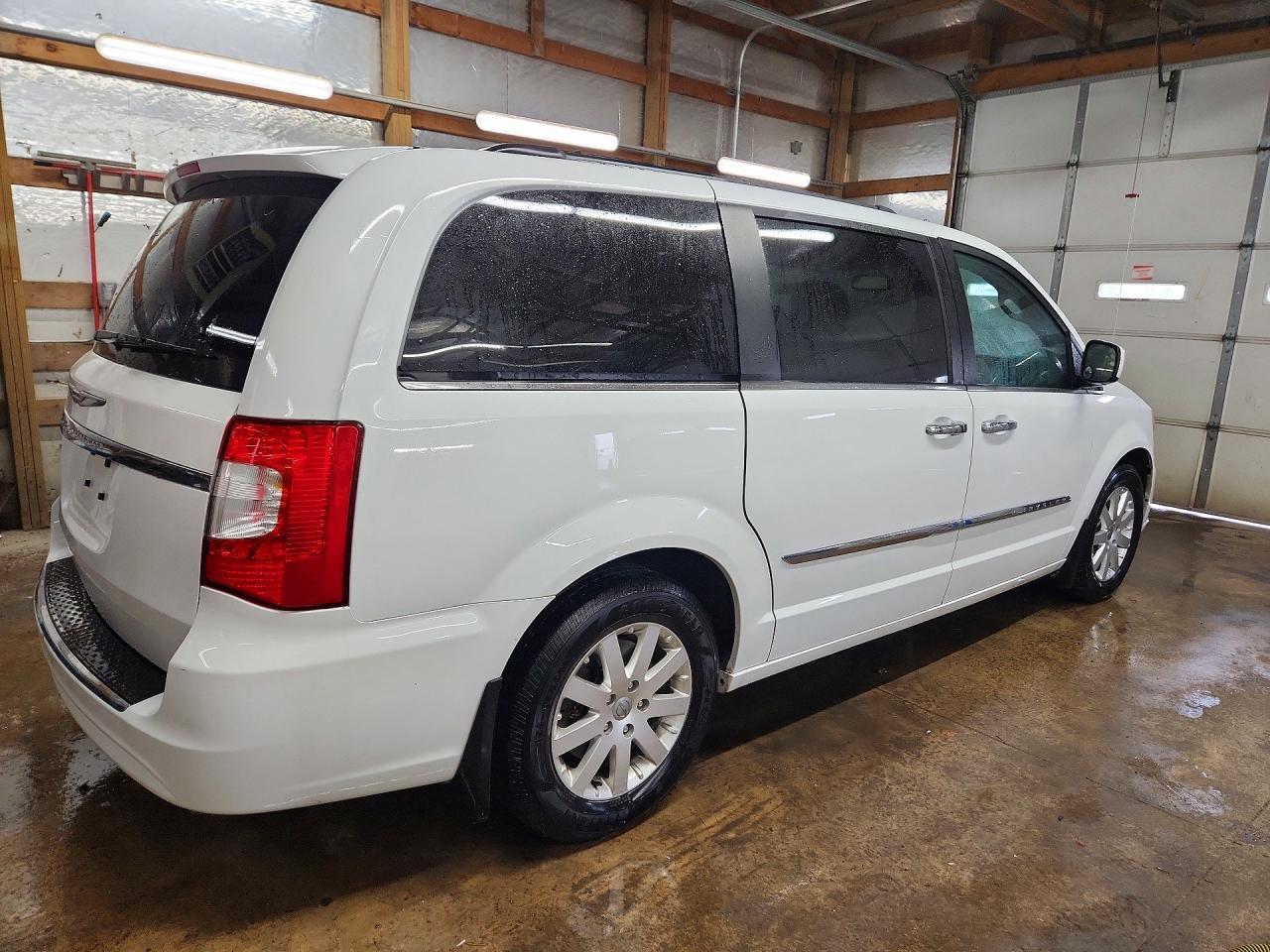 2016 Chrysler Town & Country - Фото 3
