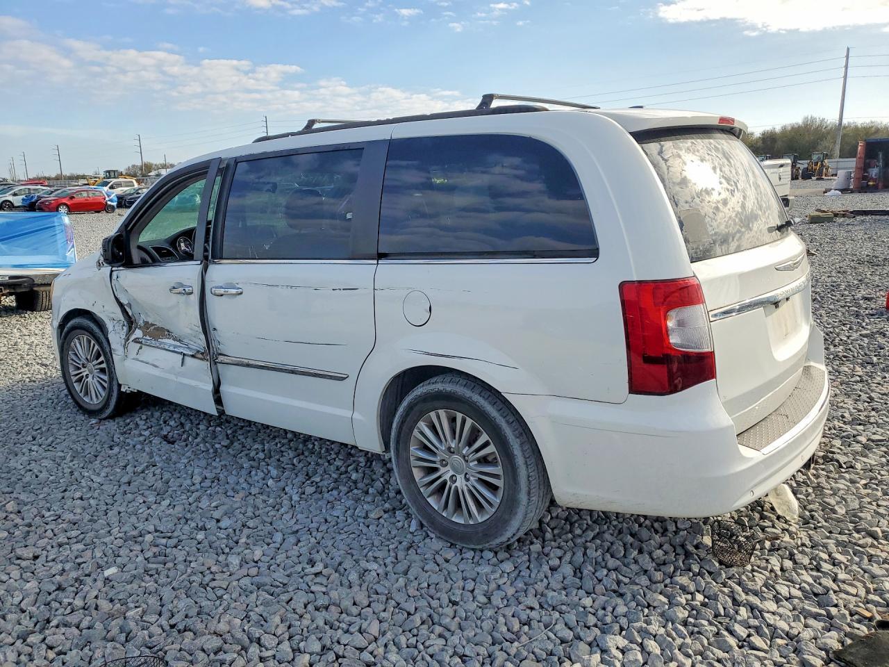 2014 Chrysler Town & Country Touring L - Image 2
