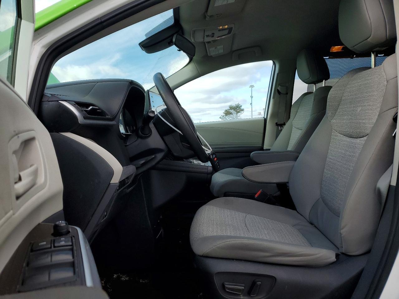 2024 Toyota Sienna Le - Image 7