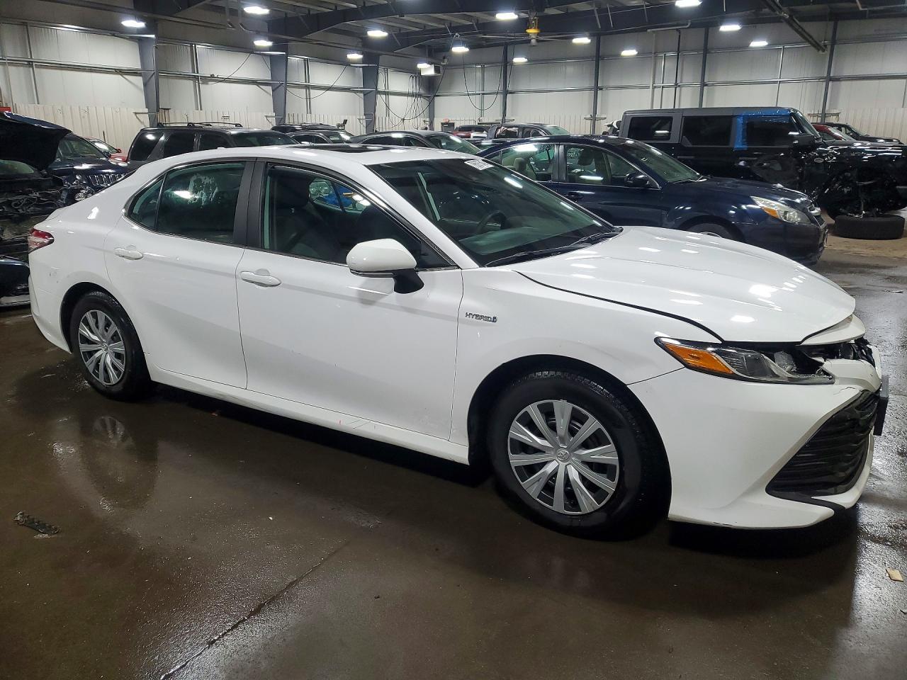 2019 Toyota Camry Hybrid Le - Image 4