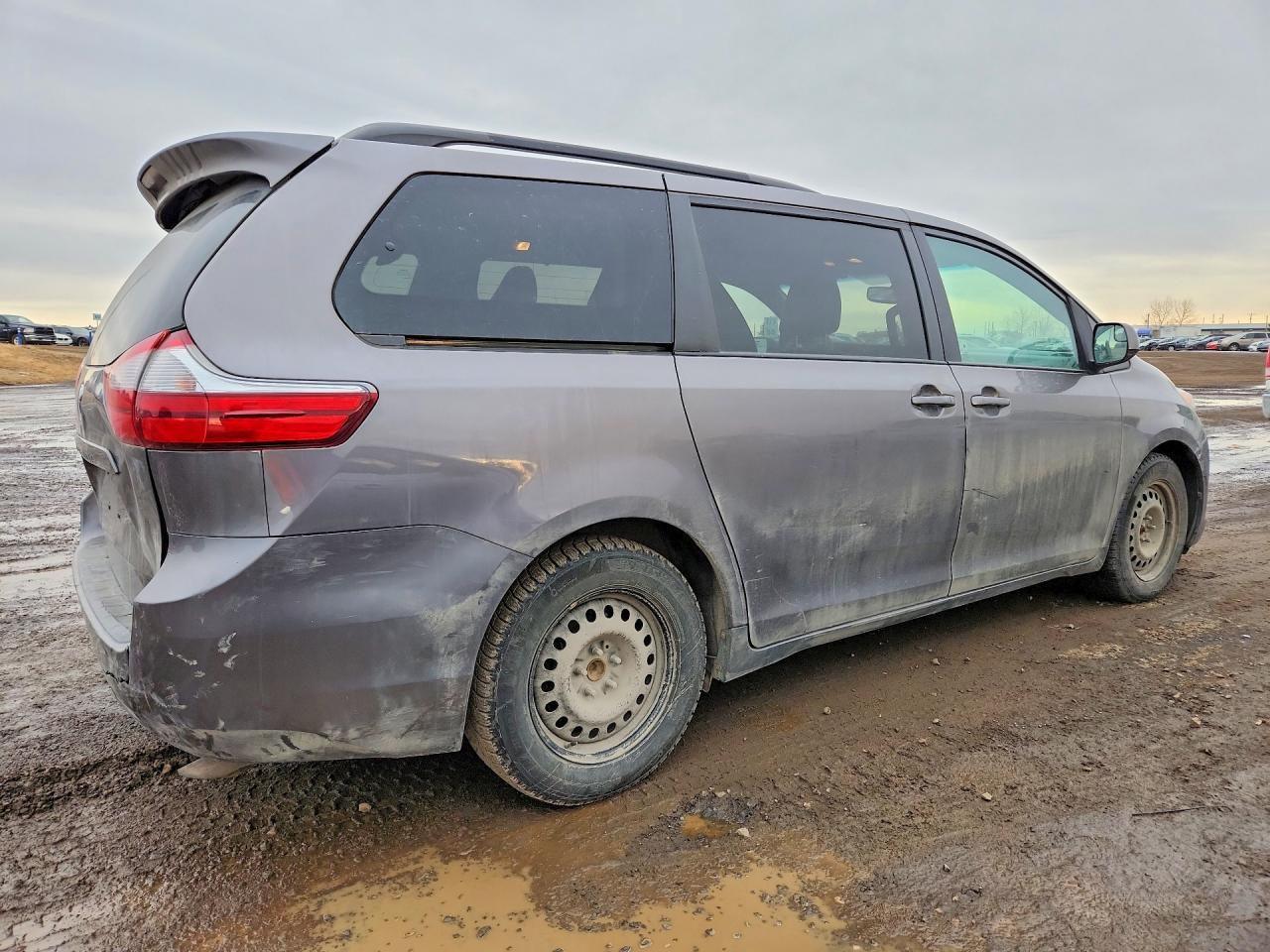 2016 Toyota Sienna Le - Image 3