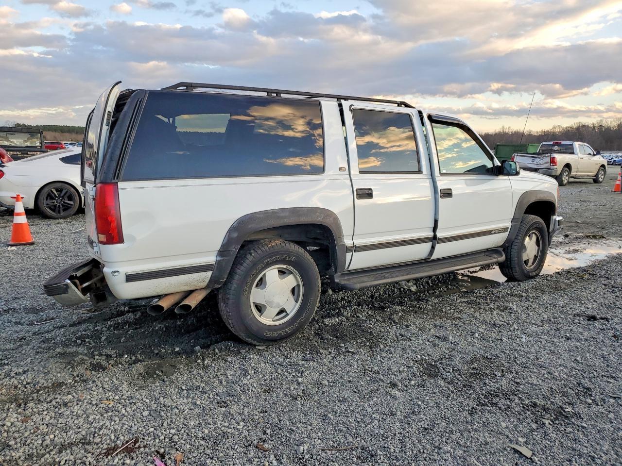 1999 Chevrolet Suburban K1500 - Image 3