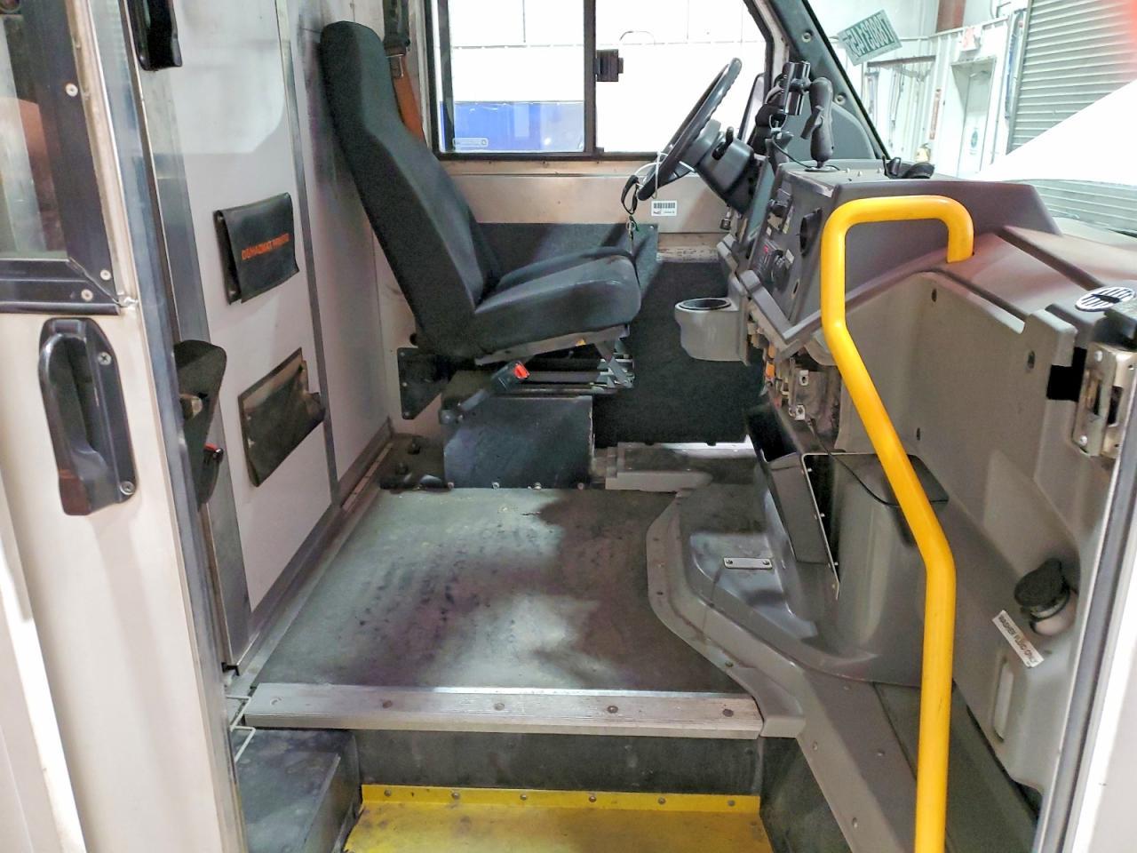 2016 Isuzu Npr - Image 7