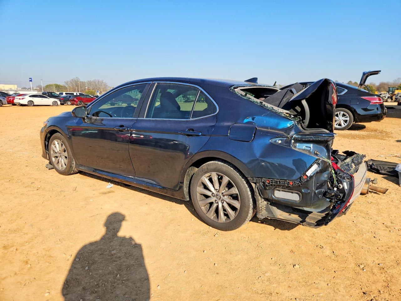 2020 Toyota Camry Le - Фото 2