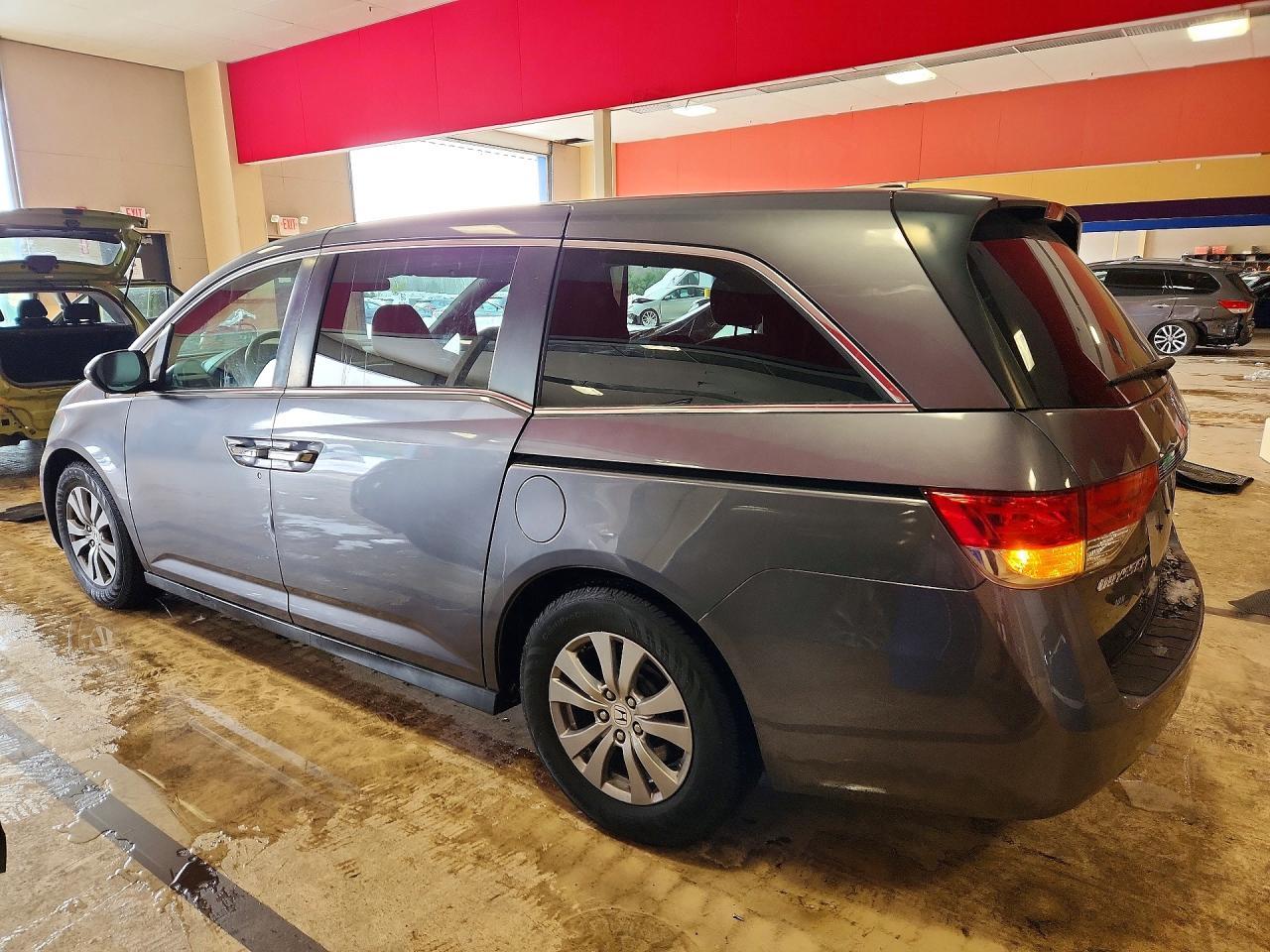 2016 Honda Odyssey Se - Image 2