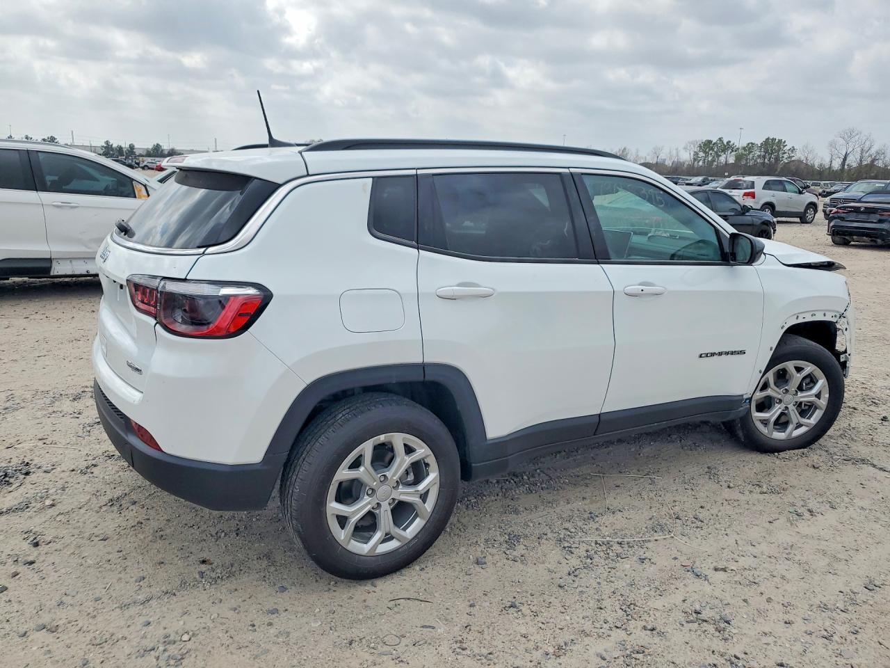2024 Jeep Compass Latitude - Image 3