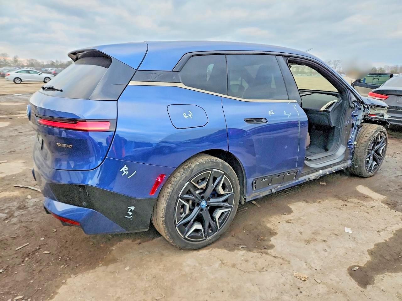 2023 BMW Ix xDrive50 - Image 3