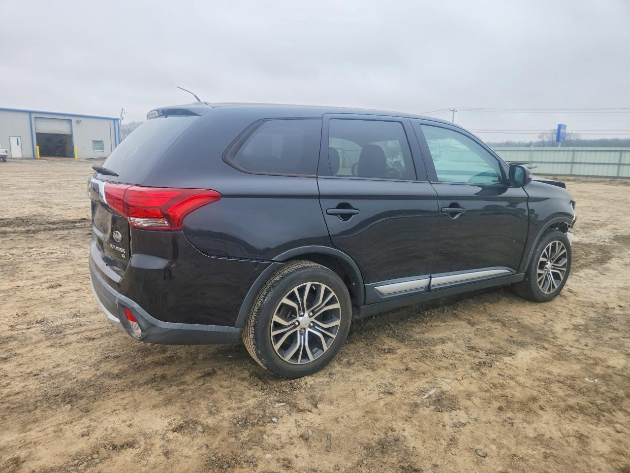 2016 Mitsubishi Outlander Se - Image 3