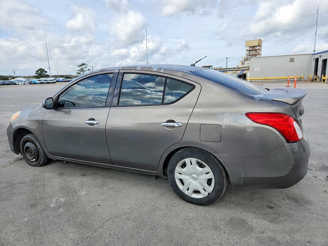 2014 Nissan Versa S - Image 2