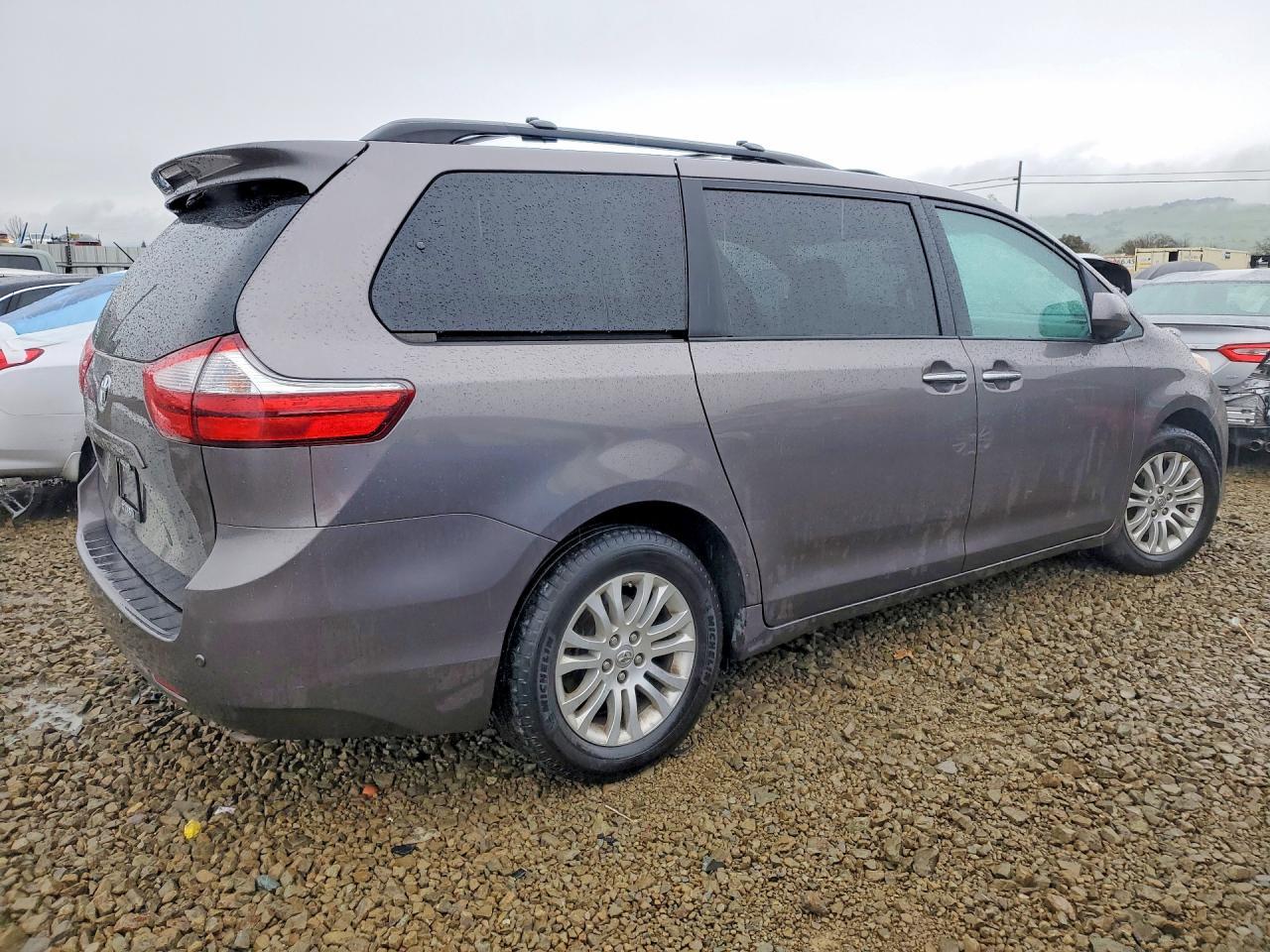 2017 Toyota Sienna Xle - Фото 3