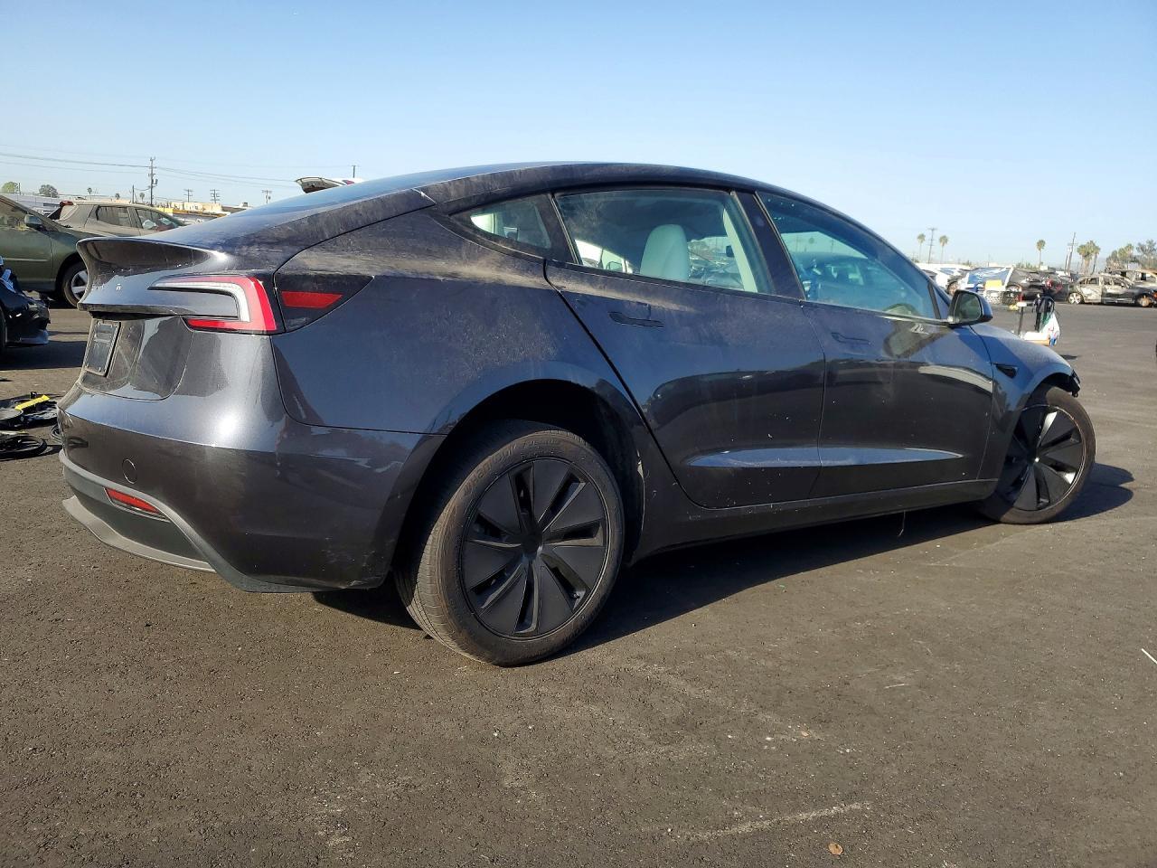 2025 Tesla Model 3 - Фото 3