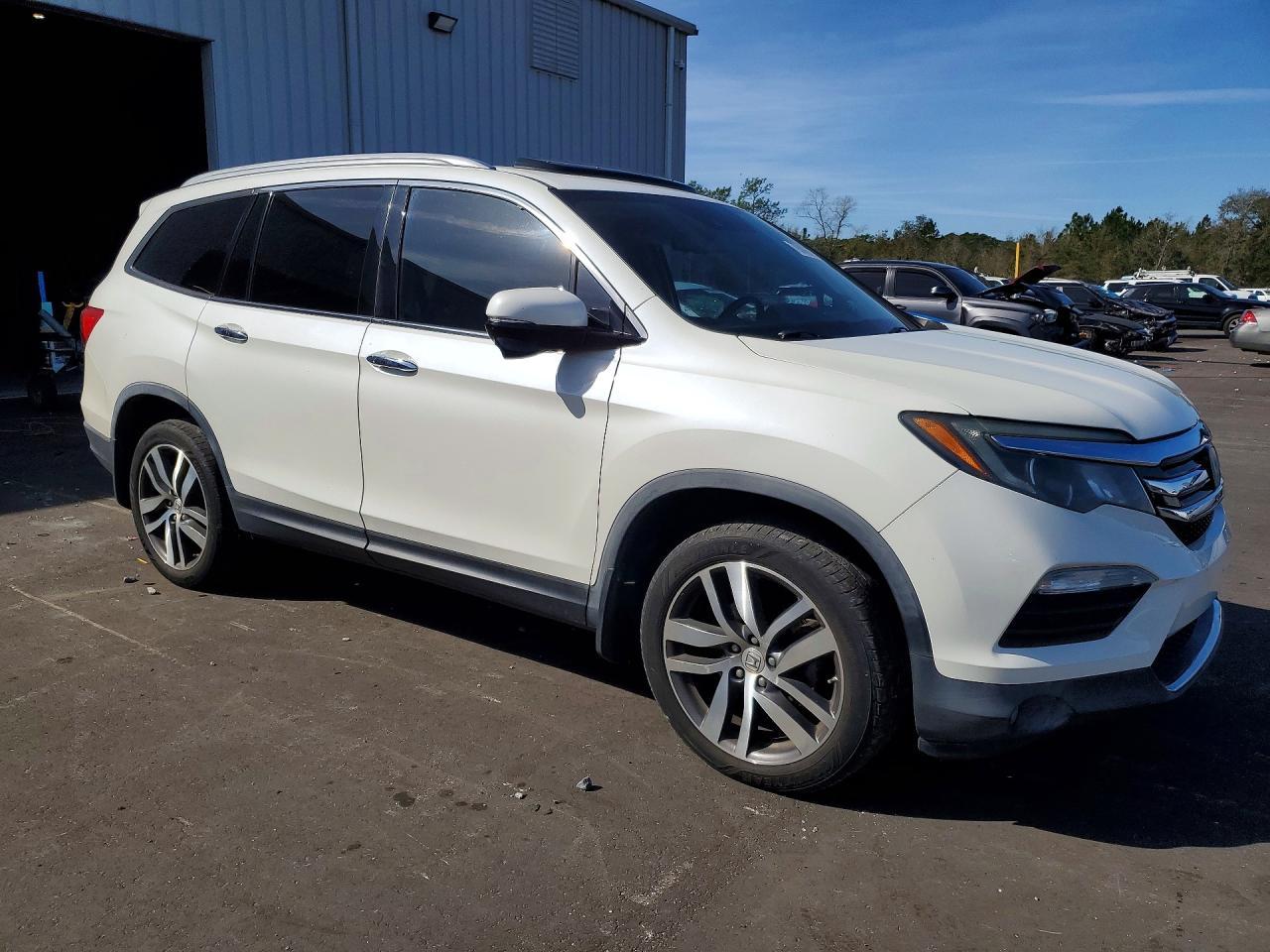 2018 Honda Pilot Touring - Image 4