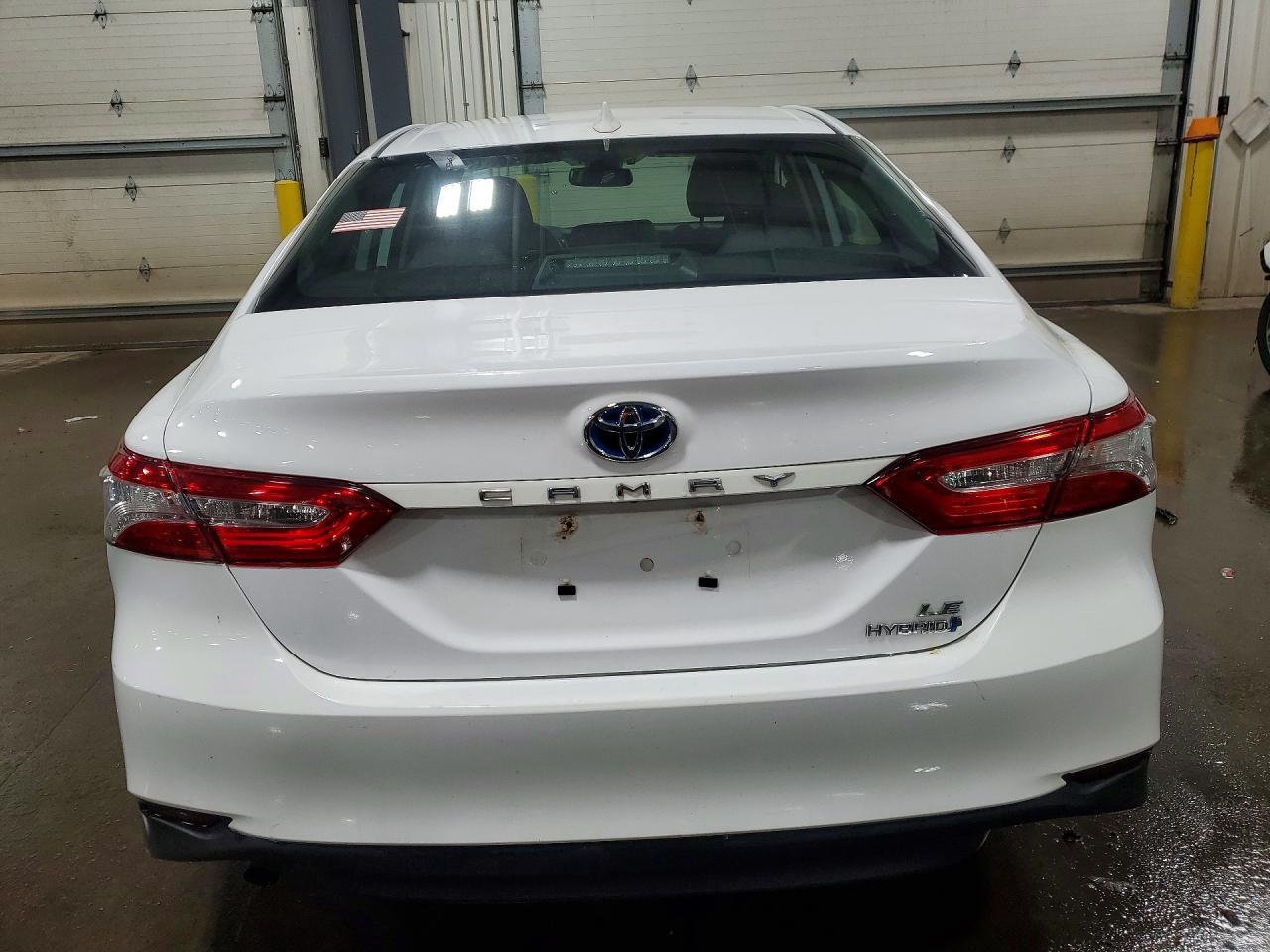 2019 Toyota Camry Hybrid Le - Image 6