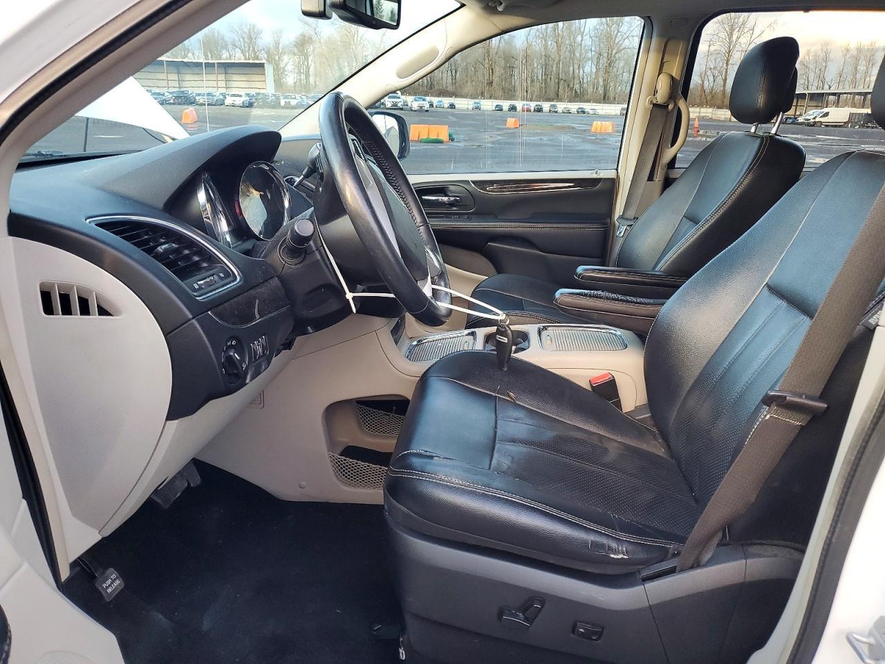 2015 Chrysler Town & Country Touring L - Image 7