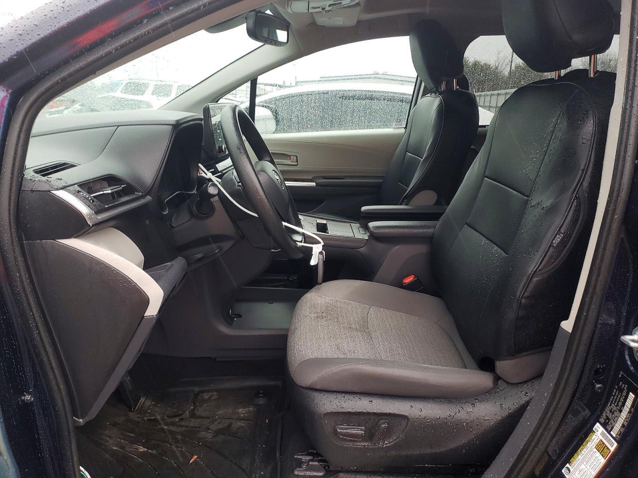 2022 Toyota Sienna Le - Image 7