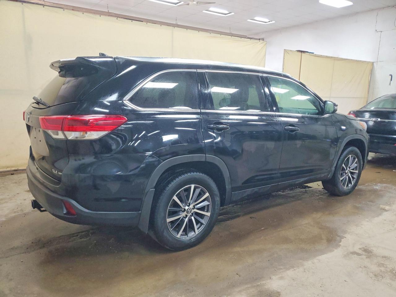 2017 Toyota Highlander Se - Фото 3