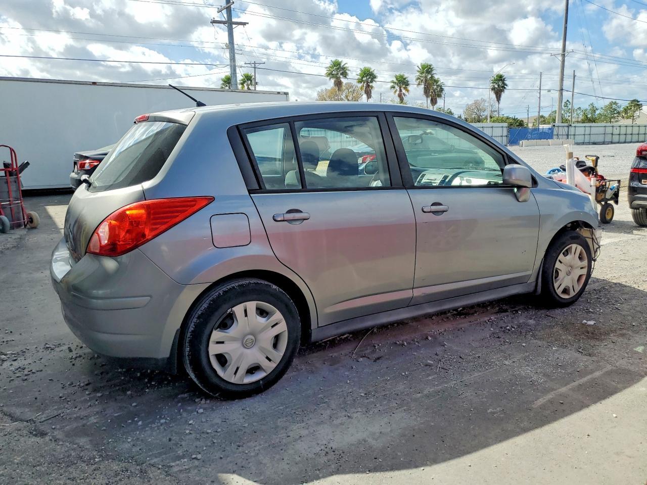 2011 Nissan Versa 1.8 S - Image 3