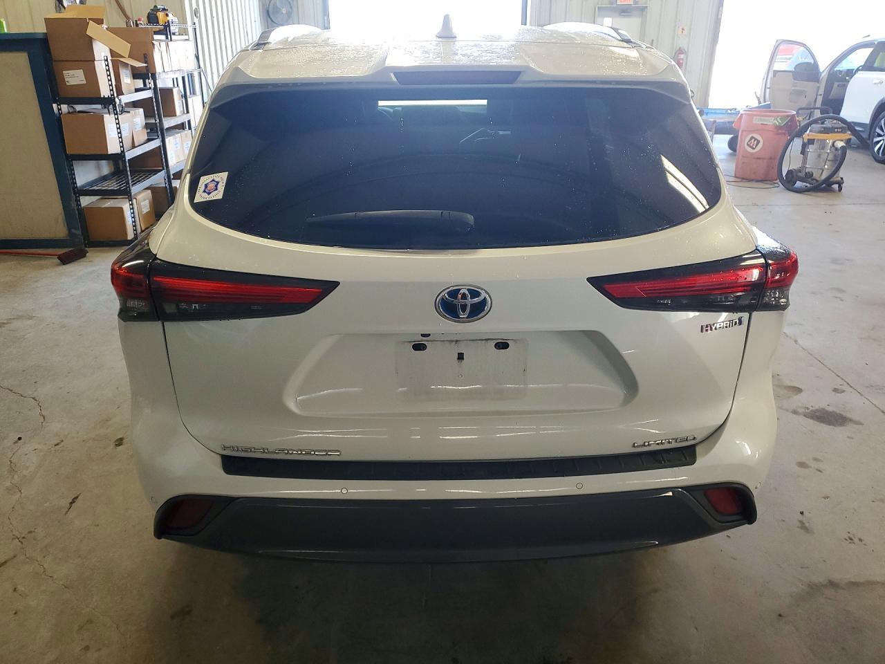 2022 Toyota Highlander Hybrid Limited - Image 6