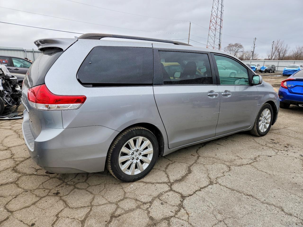 2012 Toyota Sienna - Фото 3