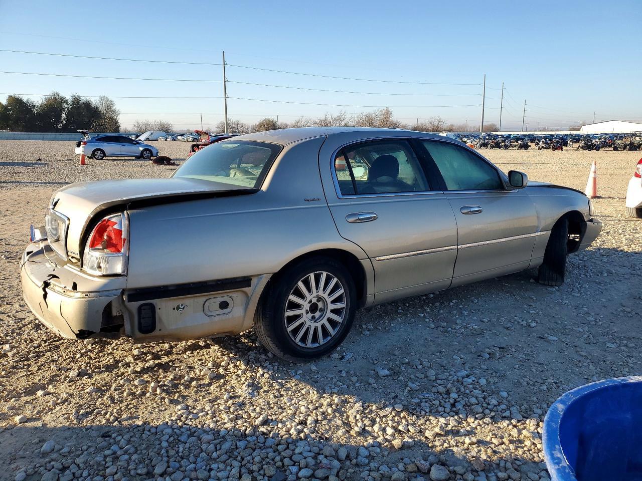 2005 Lincoln Town Car Signature - Фото 3
