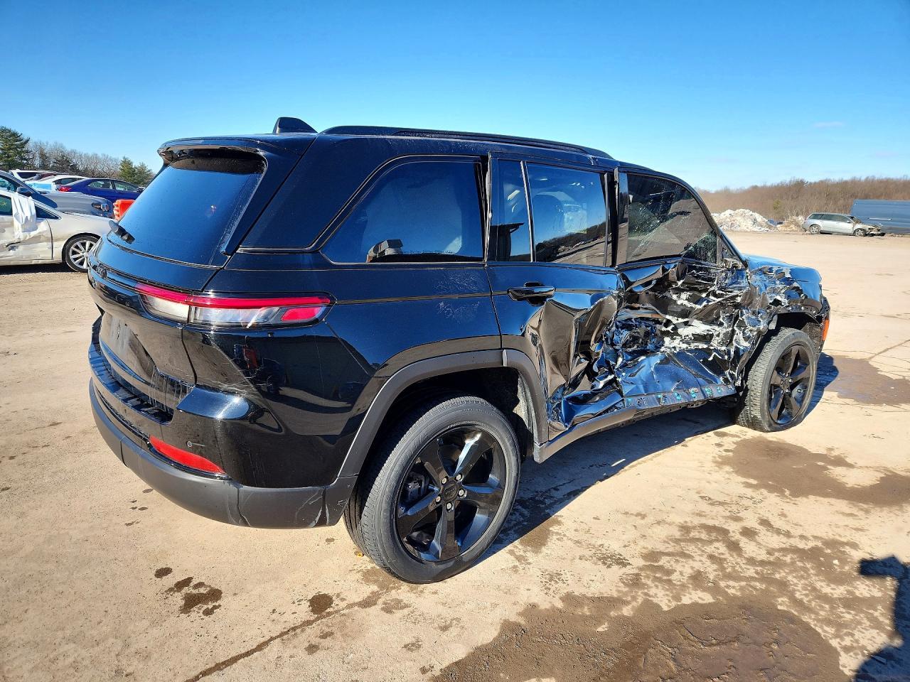 2023 Jeep Grand Cherokee Laredo - Image 3