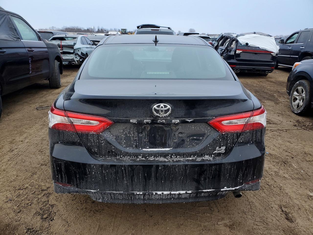 2020 Toyota Camry Le - Фото 6