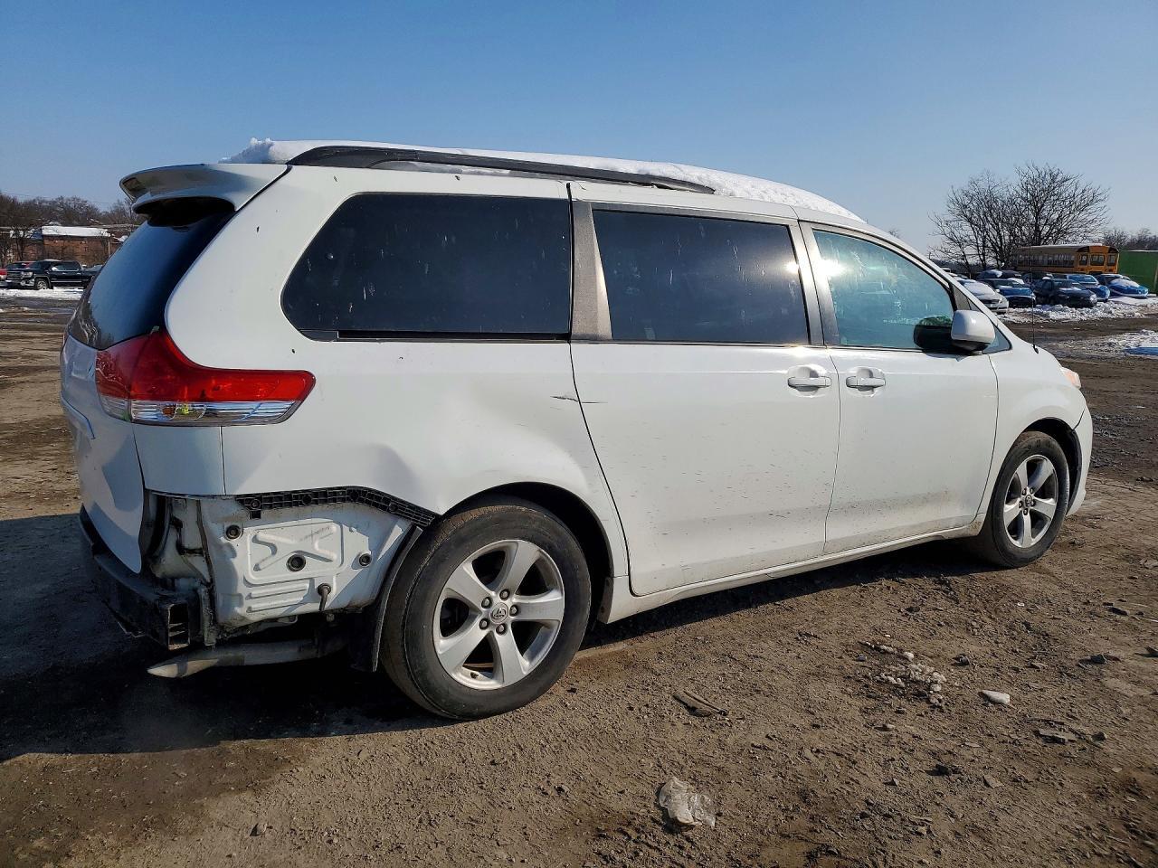 2011 Toyota Sienna Le - Image 3
