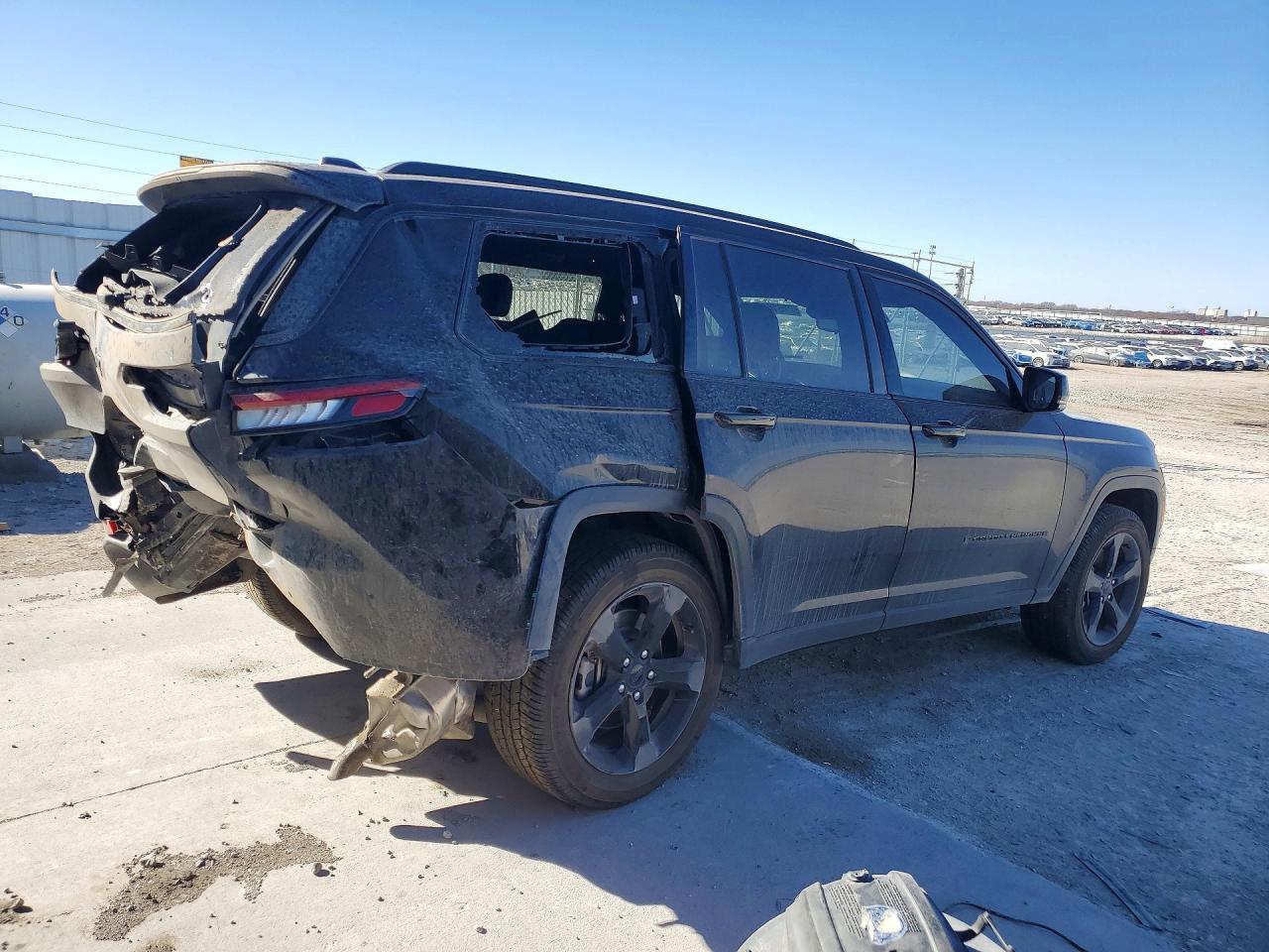 2023 Jeep Grand Cherokee L Laredo - Image 3